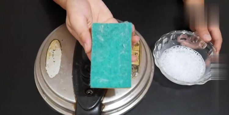 白色裤子上染上烧烤油怎么去除掉