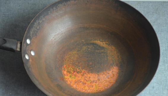 生锈铁锅炒菜会中毒,铁锅生锈了炒菜会不会中毒图1