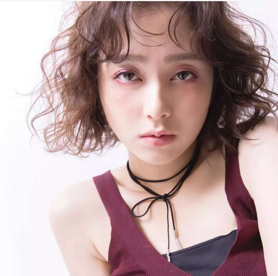 发量少而且细软的女生适合啥头发（发量少适合什么发型建议）