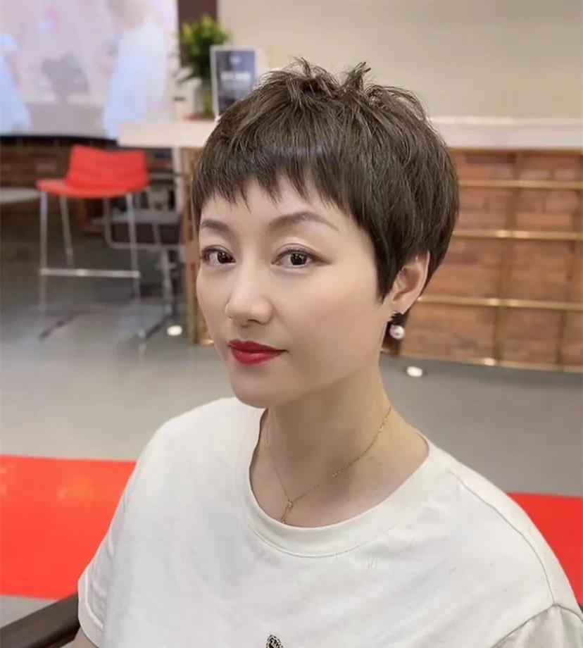 发量少而且细软的女生适合啥头发（发量少适合什么发型建议）