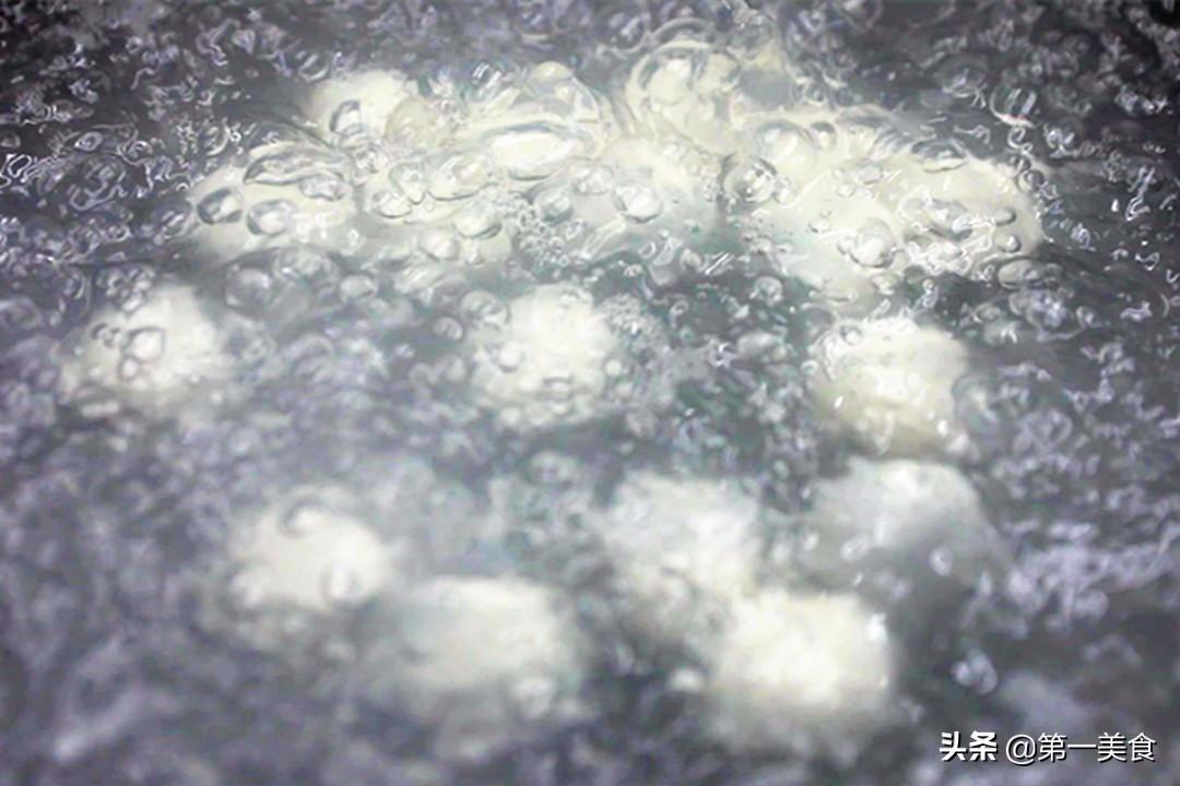 煮冰冻的汤圆是要热水还是冷水（冰冻汤圆用开水煮还是冷水煮）
