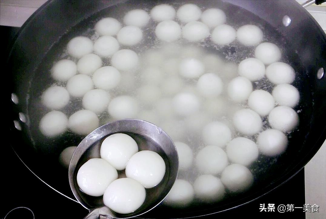 煮冰冻的汤圆是要热水还是冷水（冰冻汤圆用开水煮还是冷水煮）
