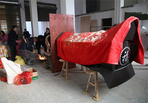 空棺材放家里对谁不好(老人没死棺材放家里好吗)