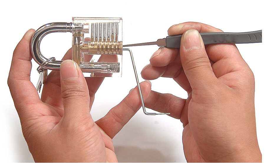 忘记带钥匙被锁在门外(出门忘带钥匙开锁小窍门)