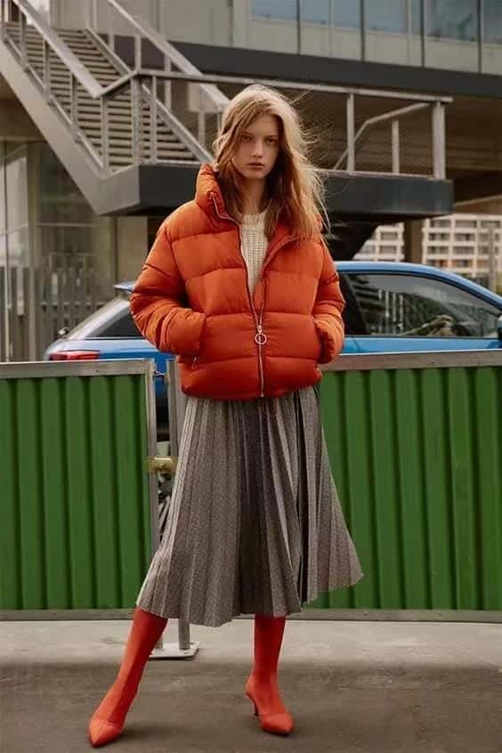 短款百褶裙的10种搭配方法冬季(百褶裙搭配什么上衣)