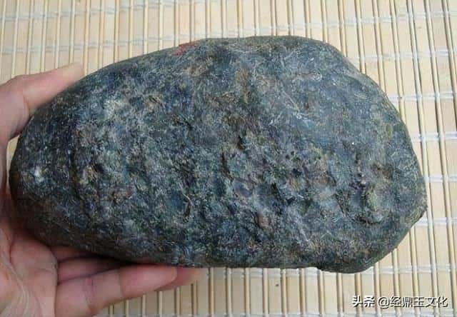 翡翠原石鉴别最简单方法（翡翠原石如何鉴别）