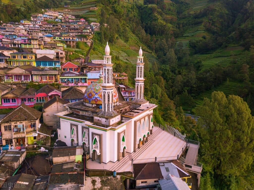 简要概括莎士比亚戏剧哈姆雷特的故事梗概（莎士比亚的哈姆雷特故事梗概100字）