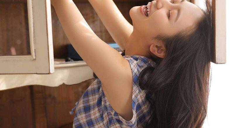 女孩对男孩有好感会有什么表现（女孩子喜欢一个男孩子的表现）