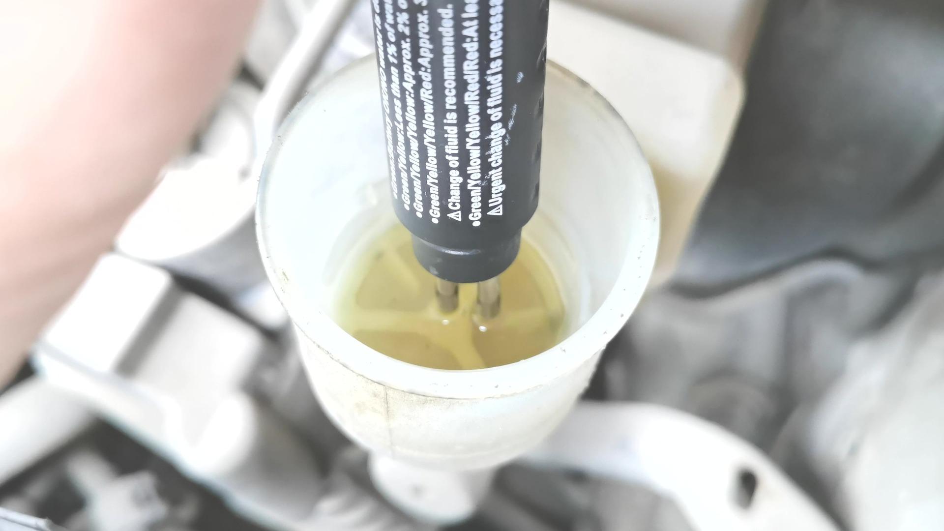 刹车油根本不用换别被4s忽悠(老师傅说6年不用换刹车油)