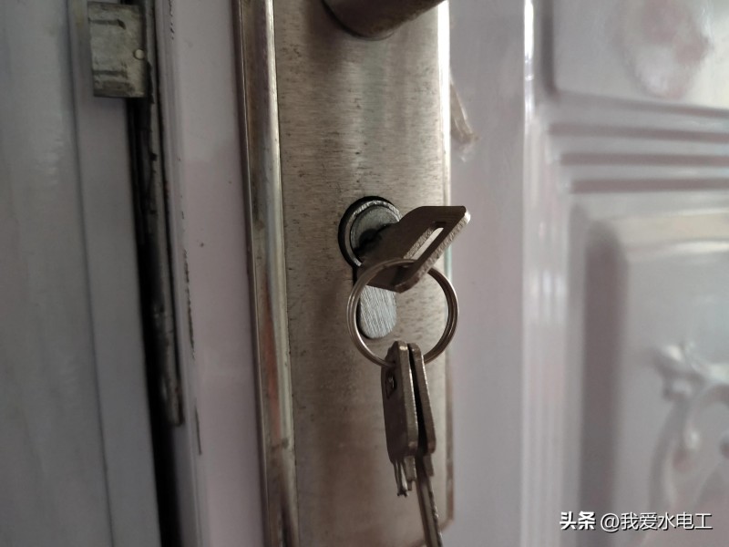 钥匙断在锁芯里取不出来怎么办(一招轻松搞定)