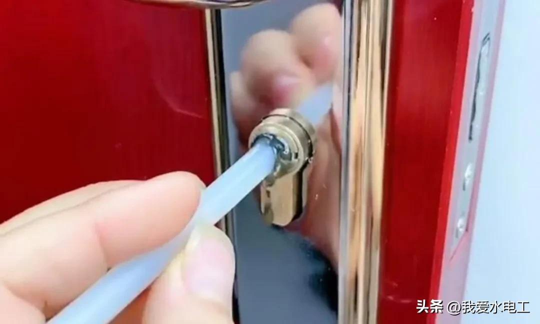 钥匙断在锁芯里取不出来怎么办(一招轻松搞定)
