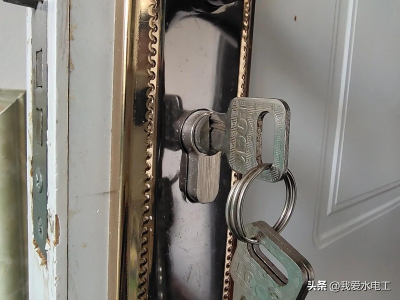 钥匙断在锁芯里取不出来怎么办(一招轻松搞定)