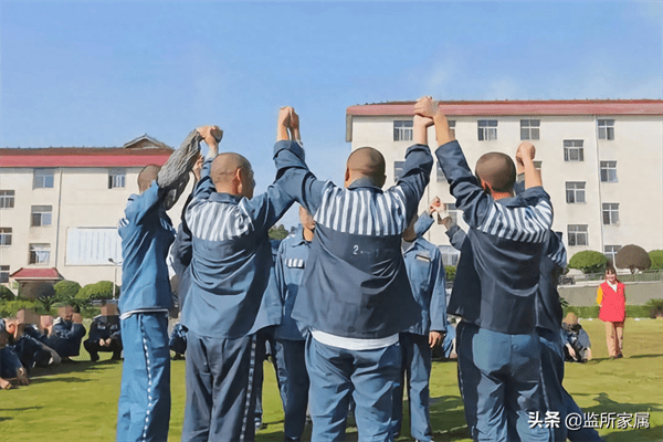 出狱的人回家有什么讲究(出狱用什么叶子打身体)