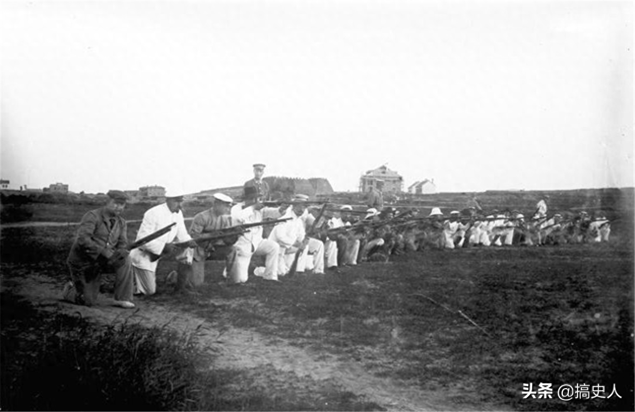 晚清老照片：1897年青岛被德军侵占，图2德军公然枪决青岛土匪