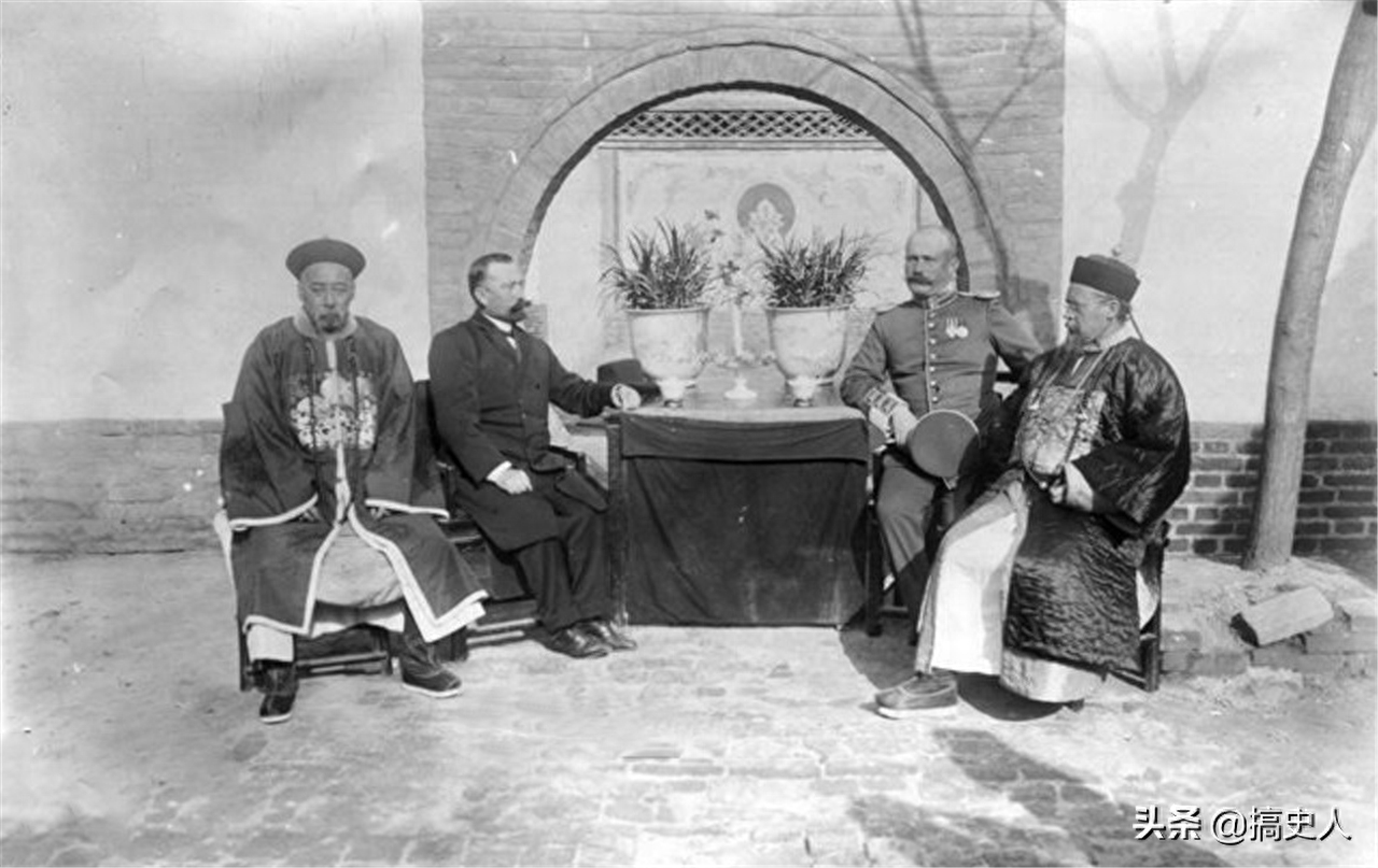 晚清老照片：1897年青岛被德军侵占，图2德军公然枪决青岛土匪