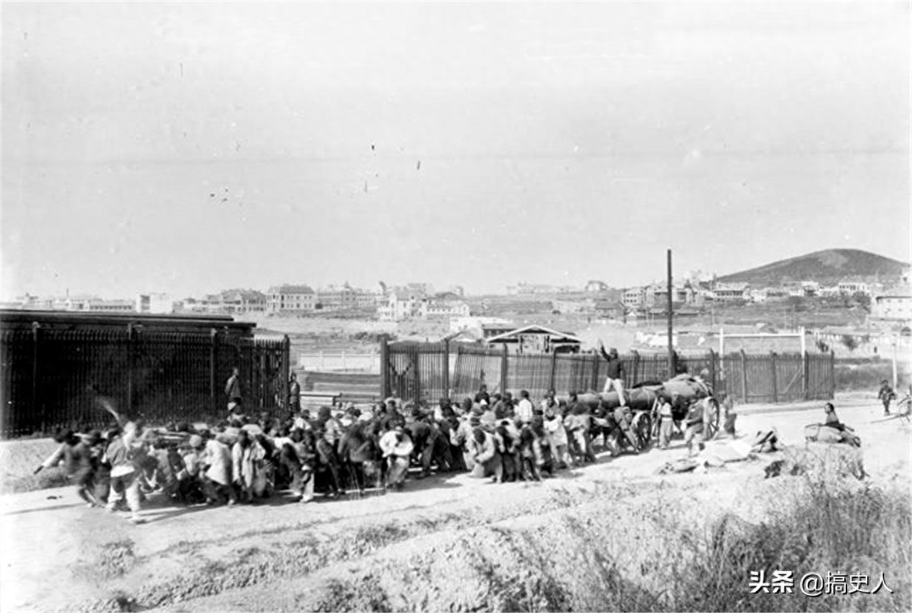 晚清老照片：1897年青岛被德军侵占，图2德军公然枪决青岛土匪