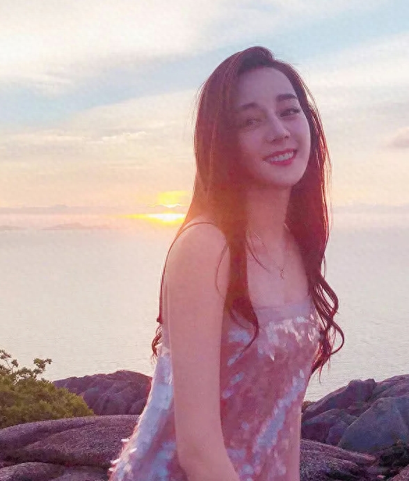 迪丽热巴泳装照流出,性感撩人粉丝直呼太有料