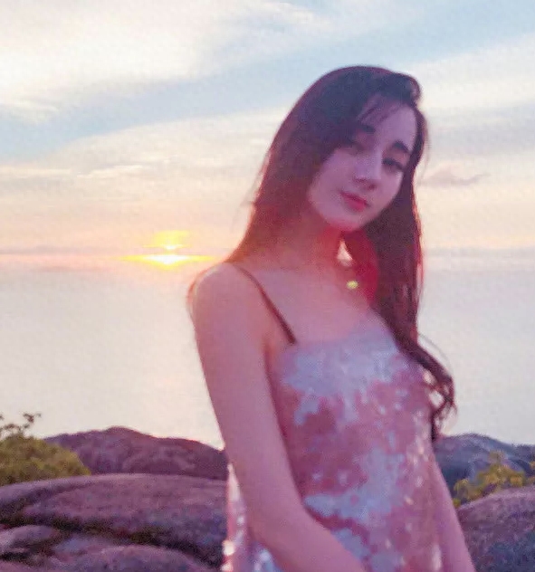 迪丽热巴泳装照流出,性感撩人粉丝直呼太有料