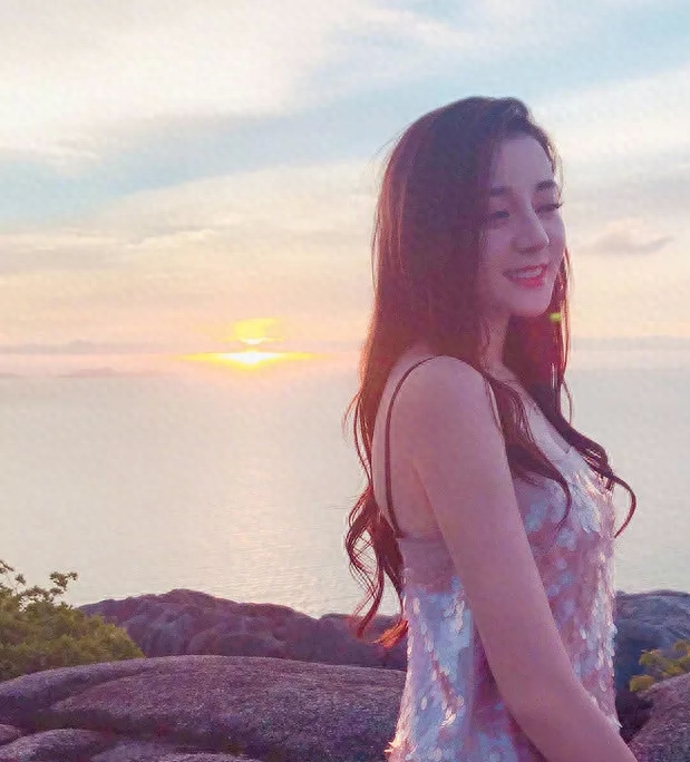 迪丽热巴泳装照流出,性感撩人粉丝直呼太有料