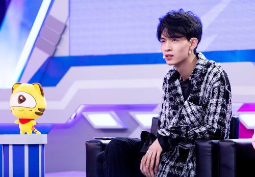 秦霄贤家庭背景是什么父亲个人资料 秦霄贤家的酒店叫什么名字