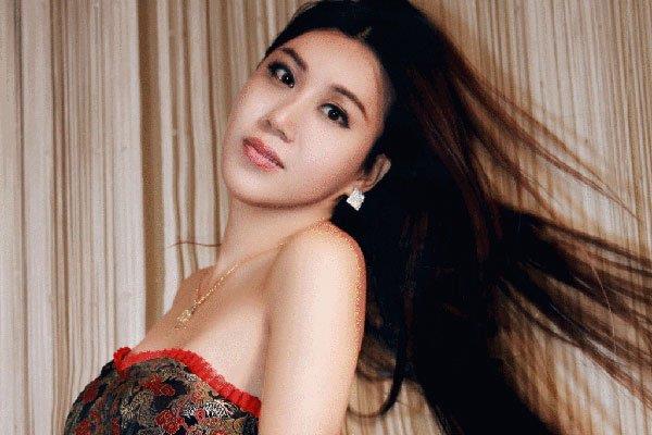 莫露露“人体月饼”照片 因为月饼人体宴而走红