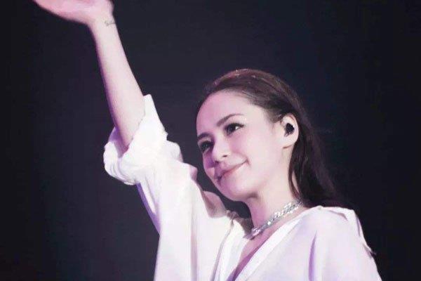 08年阿娇享受的照片 陷入爱情的小女生