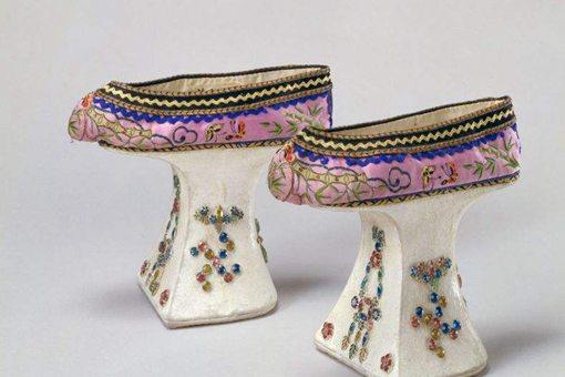 慈禧为什么爱穿花盆鞋?是为了掩饰一个缺点