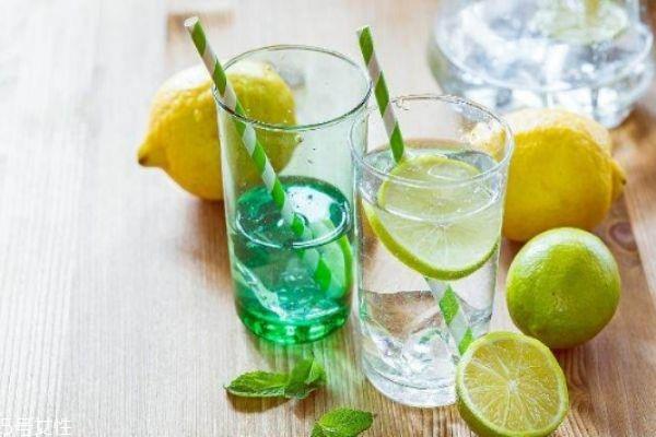 柠檬水白天喝会变黑吗 喝柠檬水的最佳时间