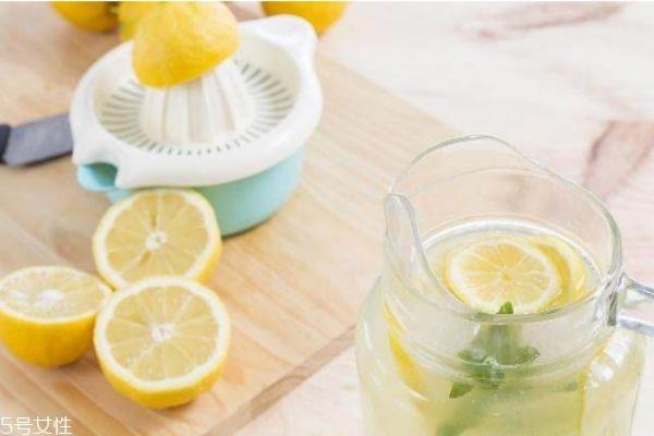 柠檬水白天喝会变黑吗 喝柠檬水的最佳时间