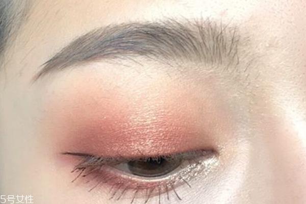 棕色眼影搭配什么颜色口红 涂这4种妥妥的不突兀