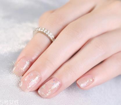 宽短指甲适合什么美甲 这些样式依然能美得耀眼
