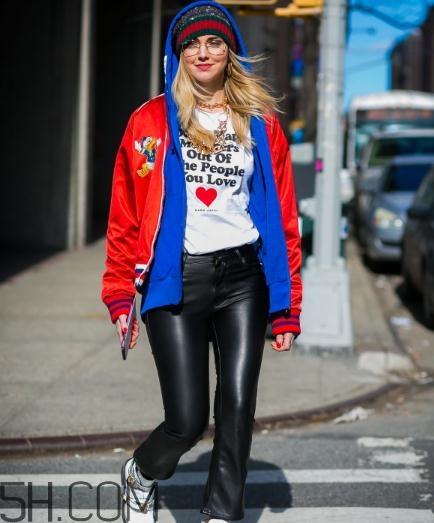 红色衣服染色了怎么办？红色衣服染上黑色怎么洗掉？