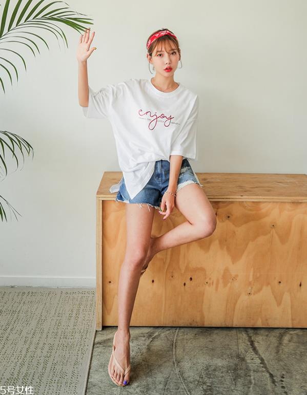 白色t恤搭配什么短裤 纯白t恤怎么搭配