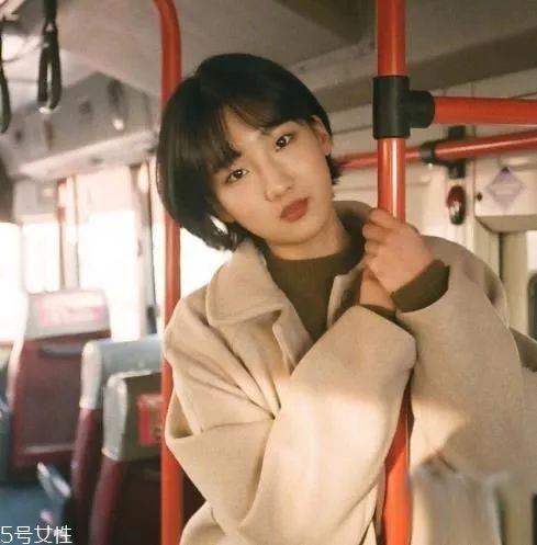 脸上有肉的女生适合什么发型 遮肉又修饰脸型的发型