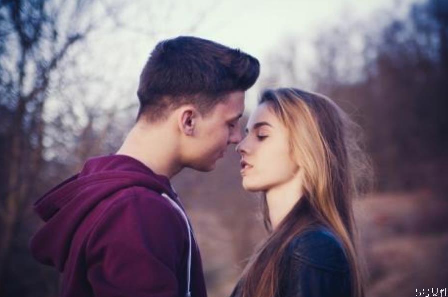 暧昧期为什么男的特意不回你的信息 暧昧期为什么会难过 暧昧期为什么男的特意不回你的信息 暧昧期为什么会难过