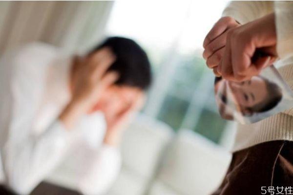 不想和老公冷战怎么办 男人冷战想离婚的表现 不想和老公冷战怎么办 男人冷战想离婚的表现