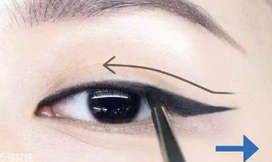 新手适合眼线液还是眼线笔？史上最全眼线误区
