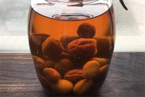 青梅酒喝了会上火吗 青梅酒喝多了好吗 青梅酒喝了会上火吗 青梅酒喝多了好吗