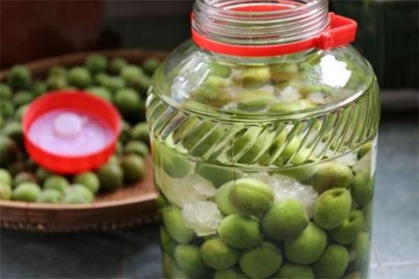 青梅酒喝了会上火吗 青梅酒喝多了好吗 青梅酒喝了会上火吗 青梅酒喝多了好吗