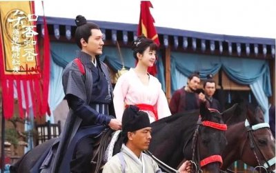 ​赵丽颖冯绍峰婚后节俭，晒出冯绍峰穿拖鞋在客厅的照片引热议！