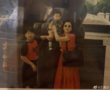 ​王嘉尔晒珍贵童年合影为母亲庆生 王妈妈年轻时美丽似明星