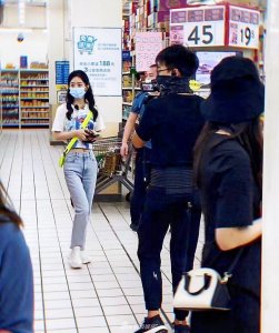 ​赵丽颖节目路透图曝光 超市买食材秀小蛮腰生图惊艳