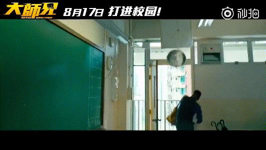 紧接着,还有几个学生聚众斗殴,甄子丹用帅气的打戏令学生们折服。