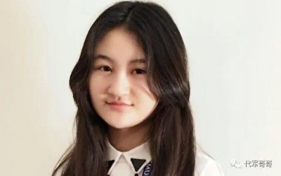 ​她6岁被成龙抱着上春晚，14岁长相遭嘲讽出国，如今21岁怎样了？