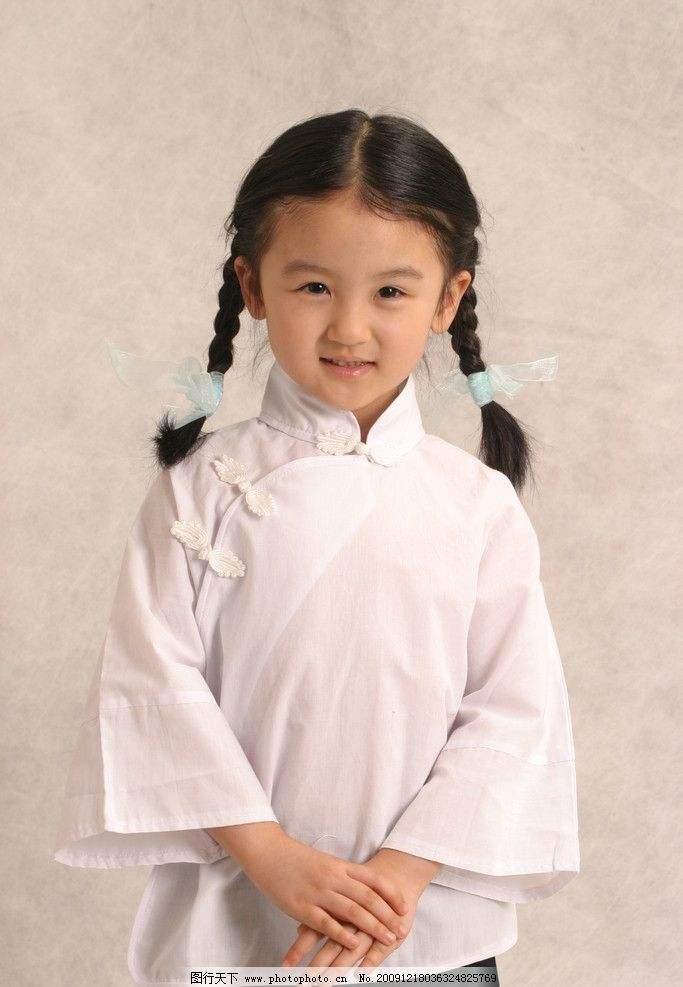 她6岁就上春晚,因长相被骂到出国,如今18岁豪车出行,模样大变