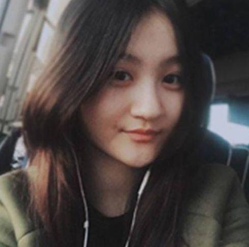 她6岁就上春晚,因长相被骂到出国,如今18岁豪车出行,模样大变