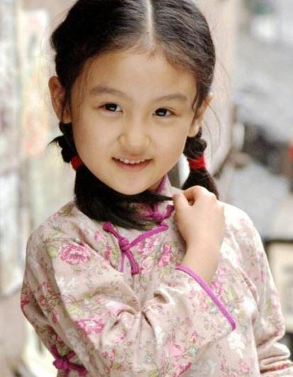 她6岁就上春晚,因长相被骂到出国,如今18岁豪车出行,模样大变