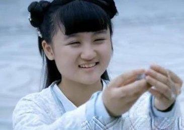 她6岁就上春晚,因长相被骂到出国,如今18岁豪车出行,模样大变