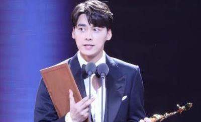 李易峰否认恋情,李纯发文惹争议,说:连微信都没有