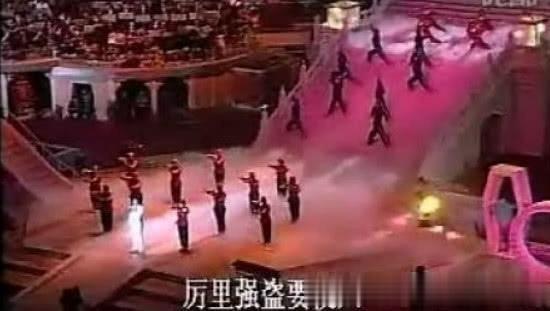 最混乱的春晚,央视在《新闻联播》公开道歉,陈佩斯被送上救护车